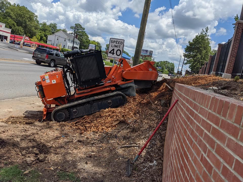 Tracked stump grinder working in a narrow area